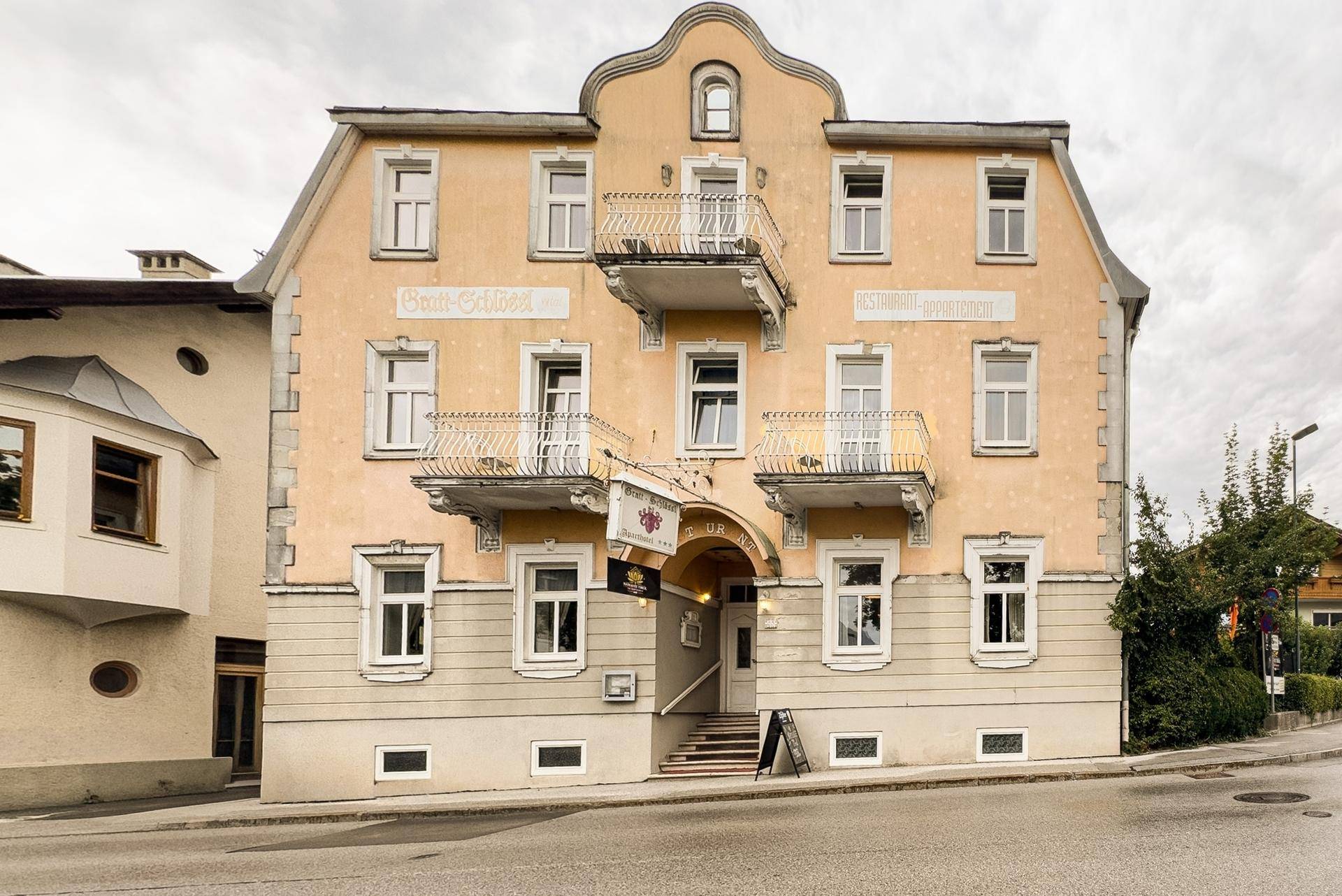 Traditionelle Fassade eines alten Gebäudes mit mehreren Balkonen und Fenstern.
