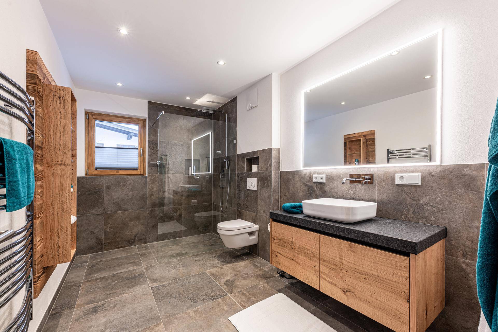 Elegantes Badezimmer mit großer Dusche, Fenster und stilvollen Holzdetails.