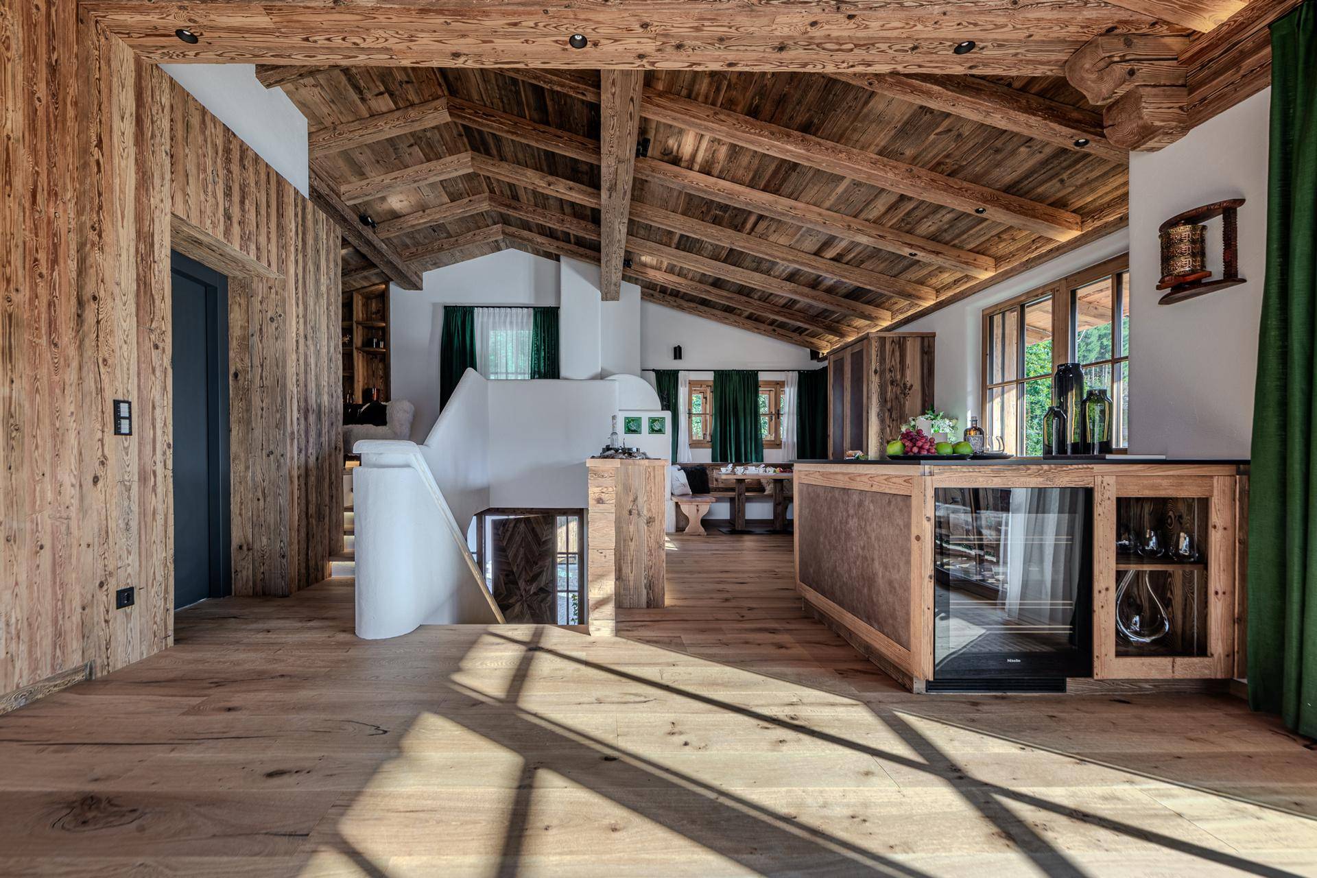 Heller Flurbereich mit Holzwänden, Holzbalkendecke und integriertem Weinkühlschrank.