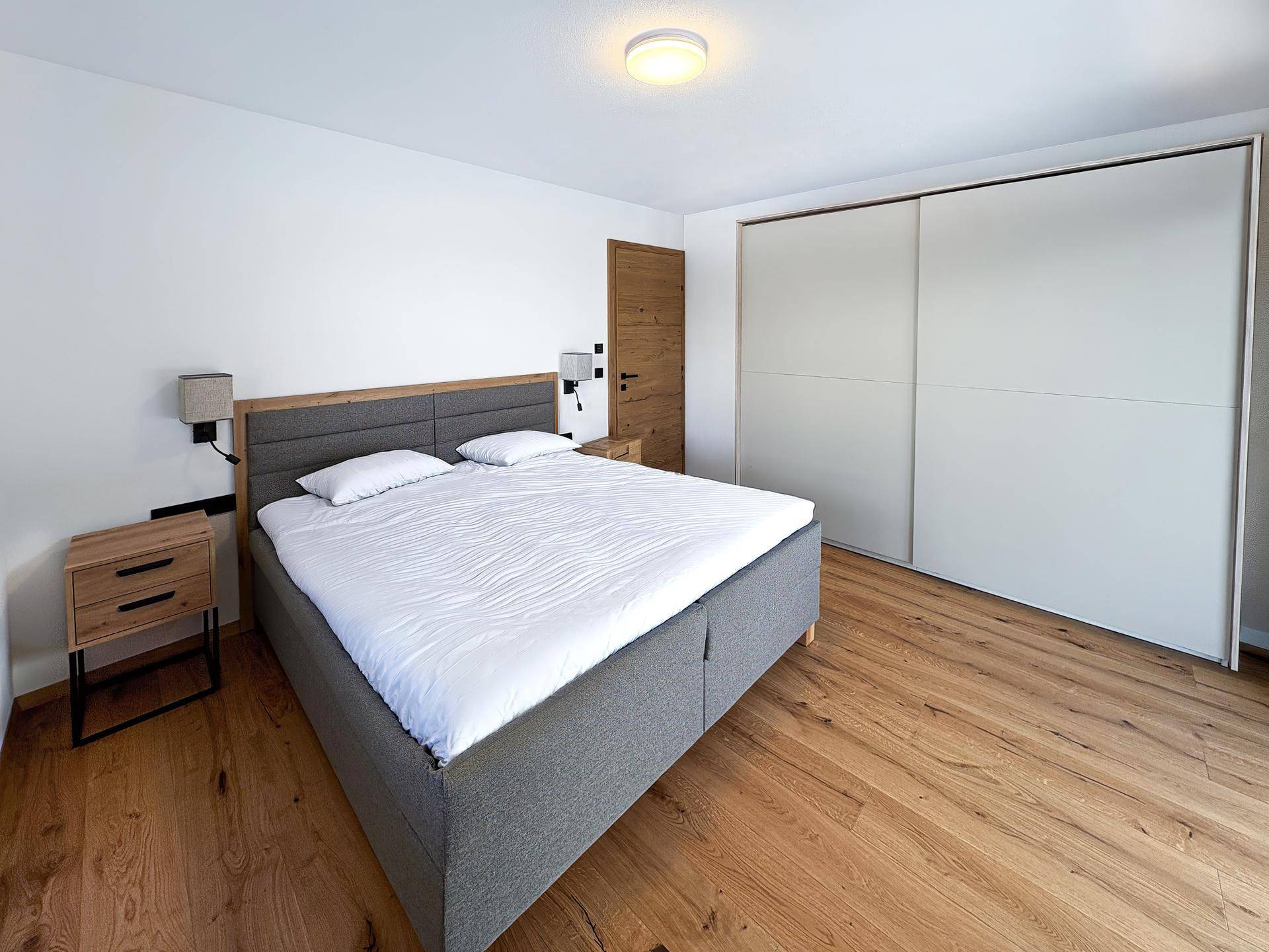 Elegante Neubauwohnung mit Garten und Bergblick (06421) – pohled 2