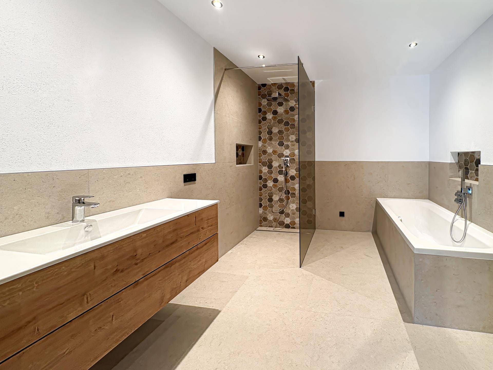 Elegante Neubauwohnung mit Garten und Bergblick (06421) – pohled 4