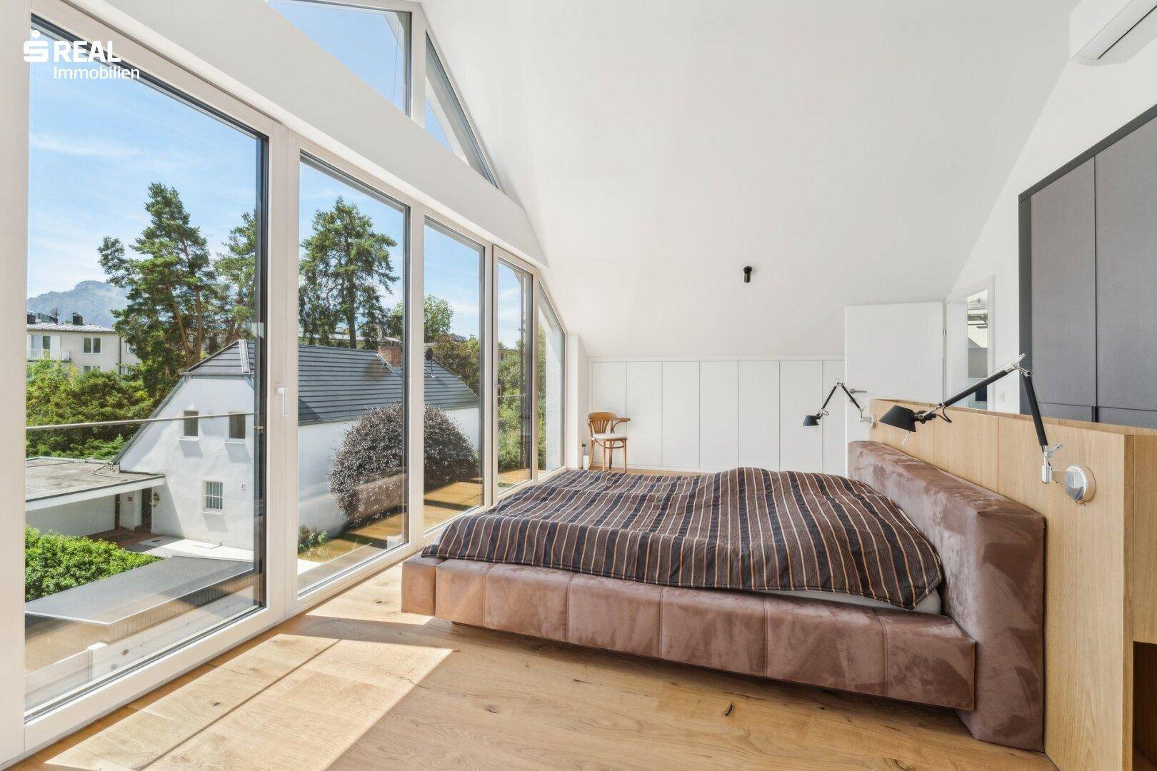 Master bedroom mit traumhaftem Ausblick und eigenem Bad