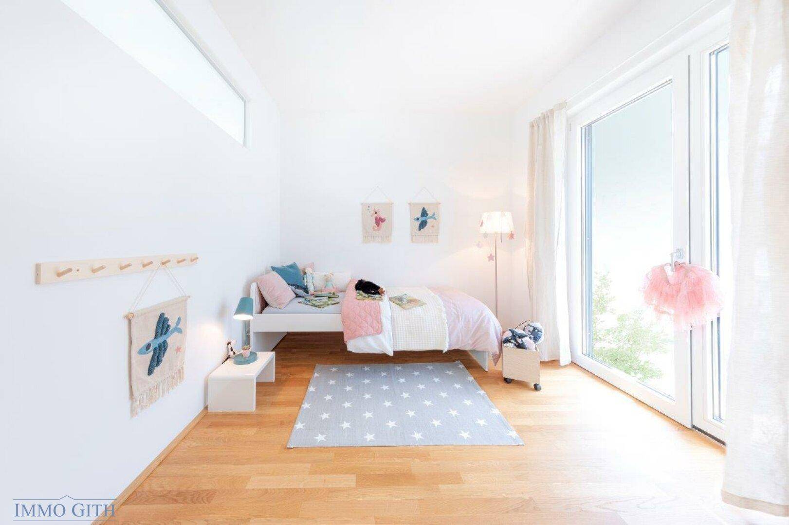 Helles Kinderzimmer mit Holzboden, großem Fenster und einfacher, kindgerechter Einrichtung.