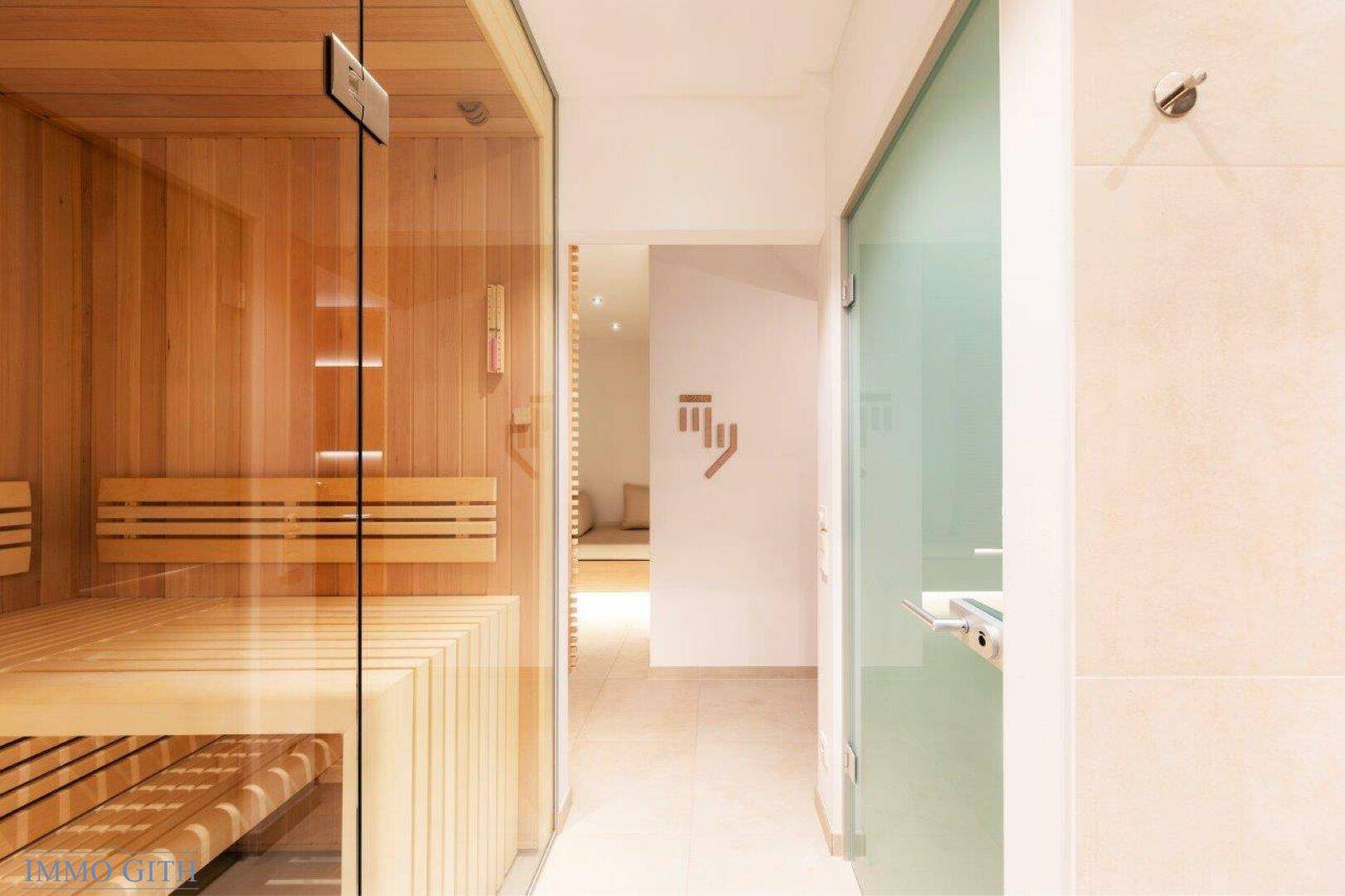 Eingangsbereich zum Wellnessbereich mit Sauna und weiteren Entspannungsräumen.