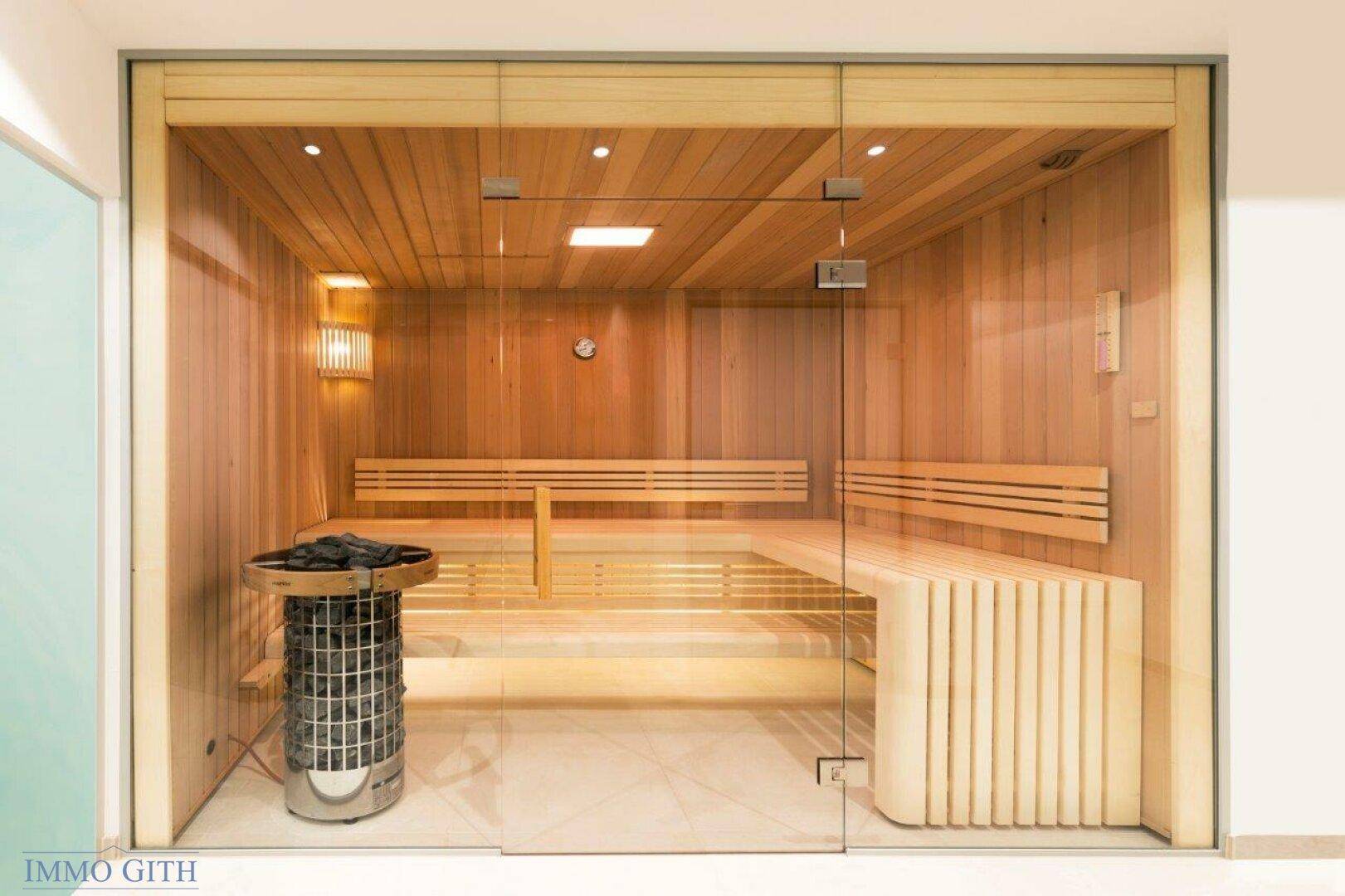 Moderne Holzsauna mit Glasfront, bequemen Bänken und Saunaofen.