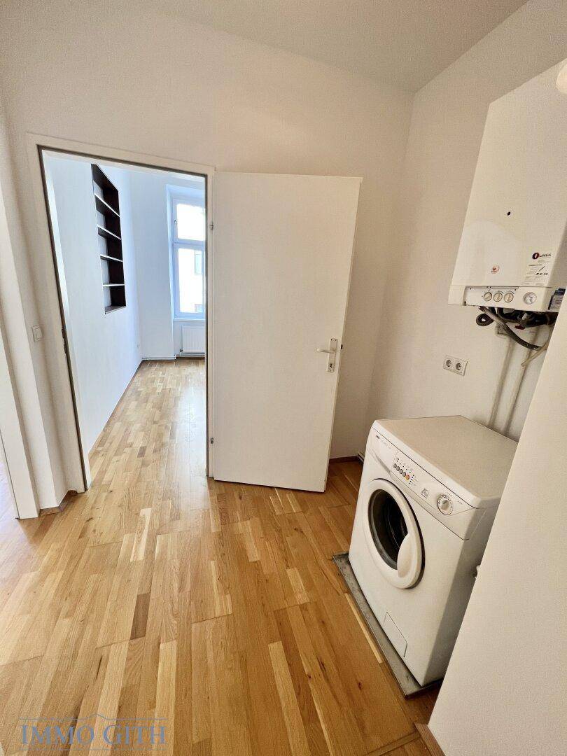 Praktischer Hauswirtschaftsraum mit Waschmaschine und Heizungsanlage, ideal für den täglichen Bedarf.