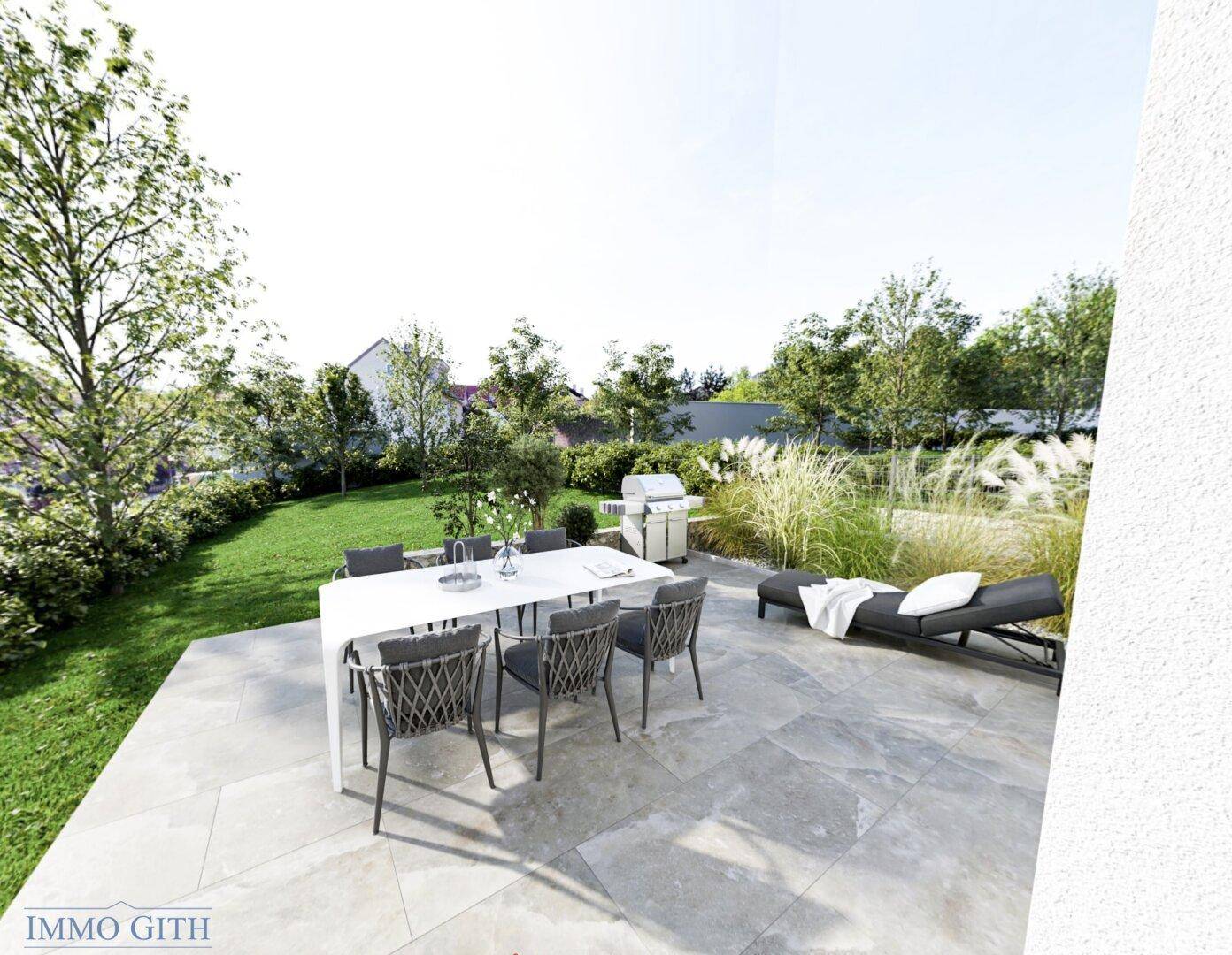 Geräumige Terrasse mit Essbereich und Liegestühlen, umgeben von viel Grün für Entspannung im Freien.