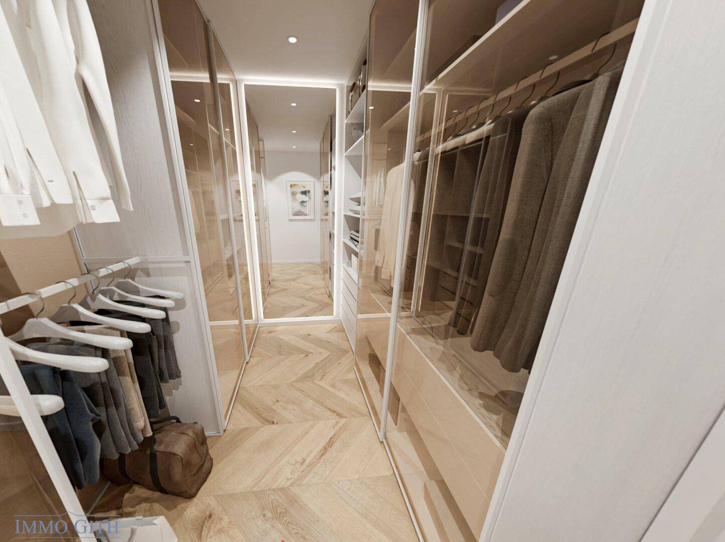 Geräumiger begehbarer Kleiderschrank mit viel Stauraum und eleganten Glasfronten.