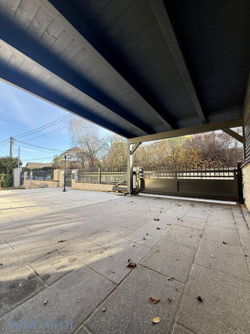 Überdachte gepflasterte Terrasse mit viel Platz im Freien.