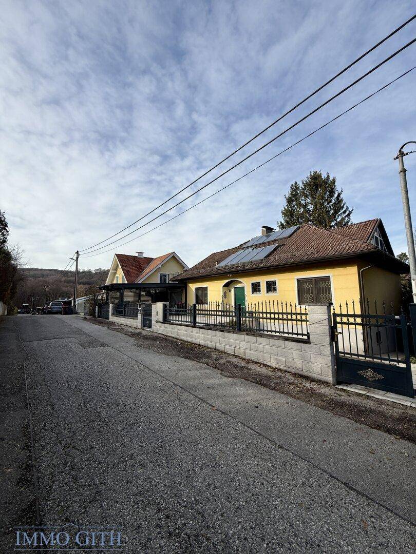 Ansicht des Hauses von der Straße mit Photovoltaikanlage auf dem Dach.