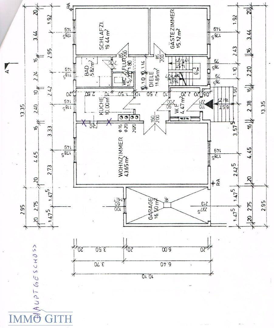 Grundriss des Hauptgeschosses mit Wohnzimmer, Küche und Schlafzimmern.