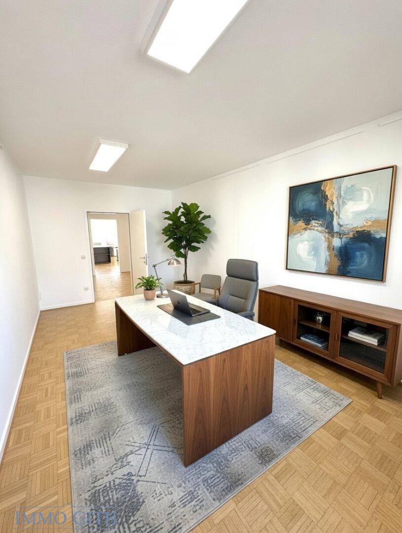 Elegantes Chefbüro mit großem Schreibtisch, Holzboden und Kunstwerk an der Wand.
