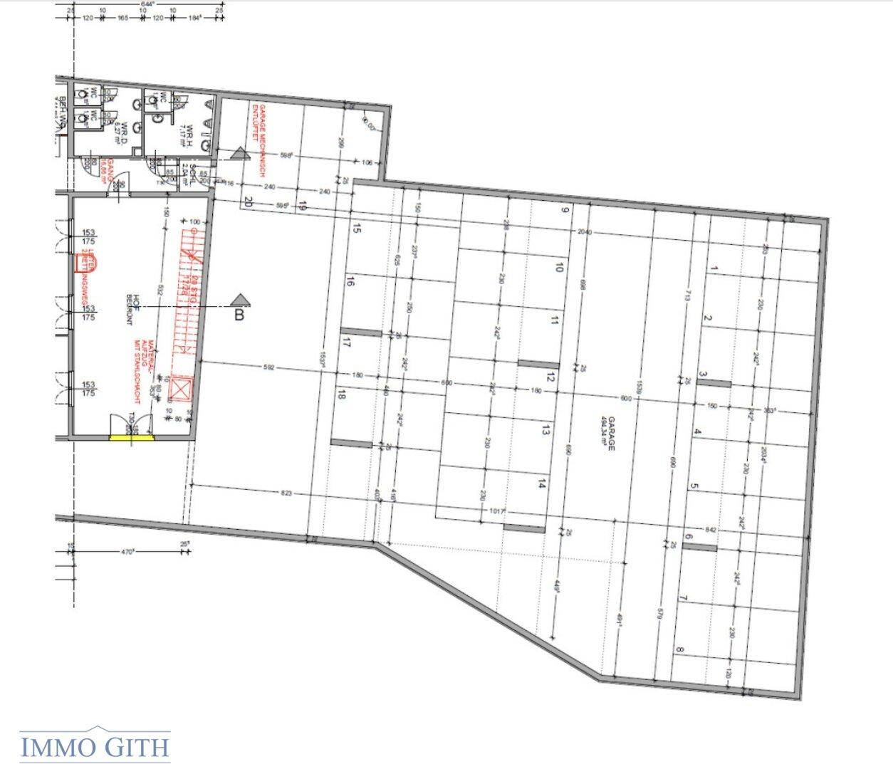 Grundrissplan einer Tiefgarage mit mehreren Stellplätzen, Zufahrtsrampe und separaten Toilettenbereichen.