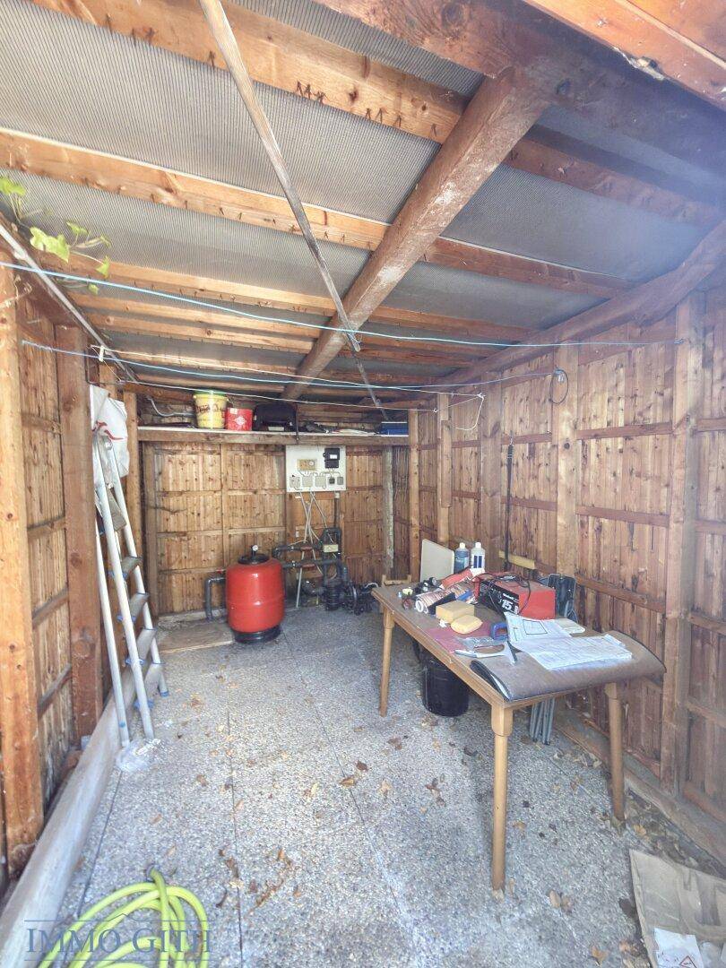 Innenansicht eines Holzschuppens, genutzt als Werkstatt oder Abstellraum.