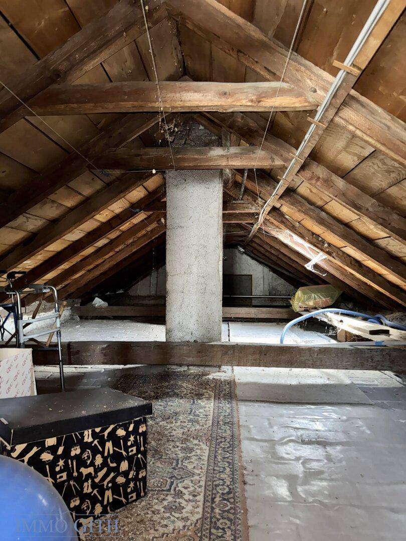 Dachboden mit sichtbaren Holzbalken und viel Stauraum, der auf eine Renovierung wartet.