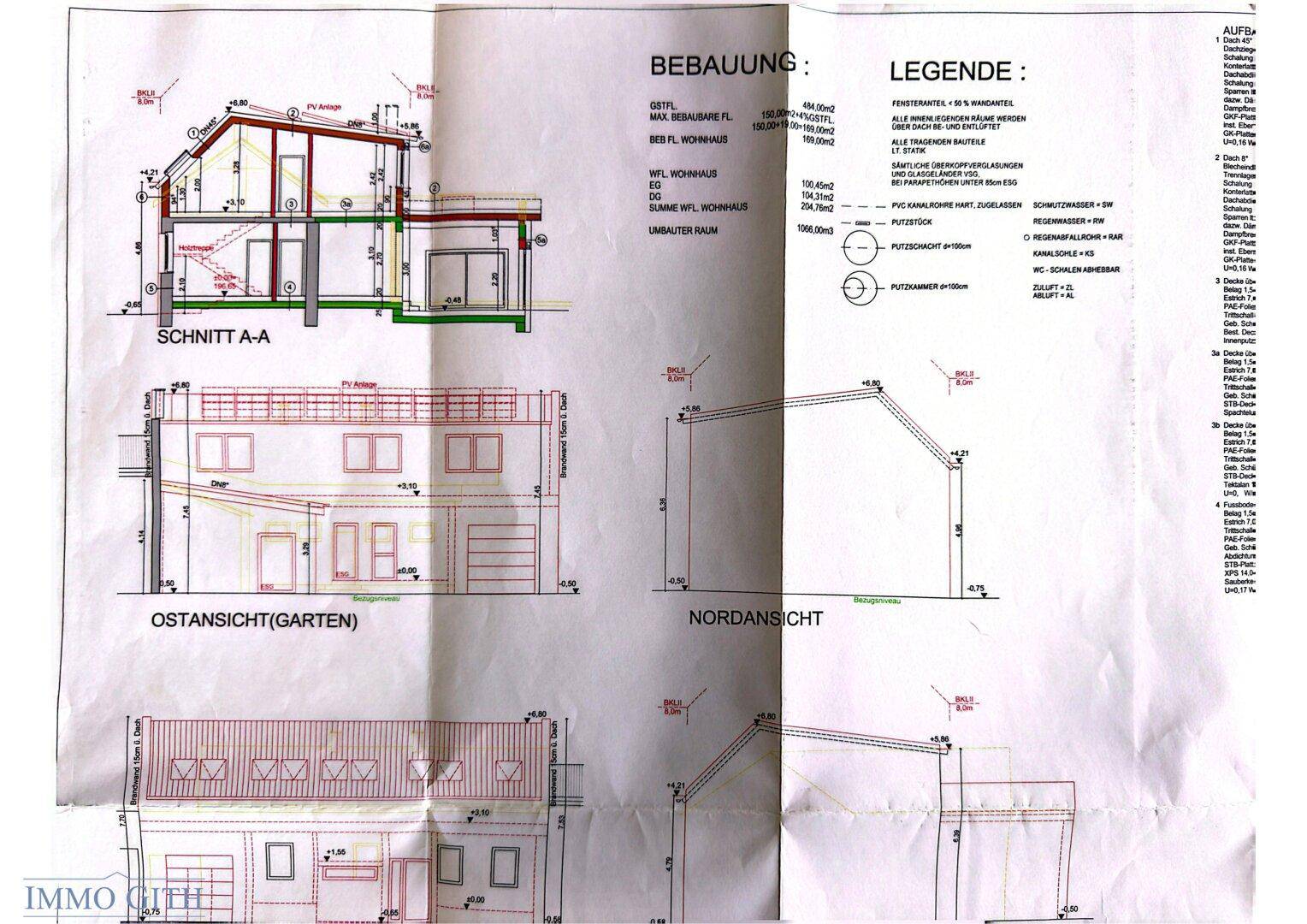 Baupläne mit Schnitten und Ansichten des Gebäudes von verschiedenen Seiten und Dachform.