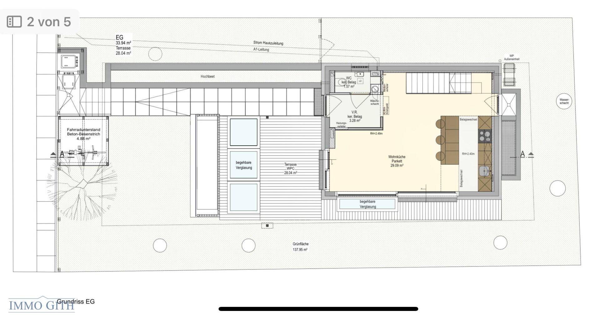 Grundriss des Erdgeschosses mit offener Wohnküche, Bad, Gäste-WC und großer Terrasse mit Pool.
