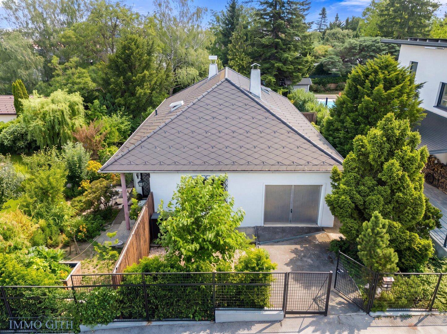 Einfamilienhaus mit integrierter Garage und gepflegtem Vorgarten in sonniger Lage.