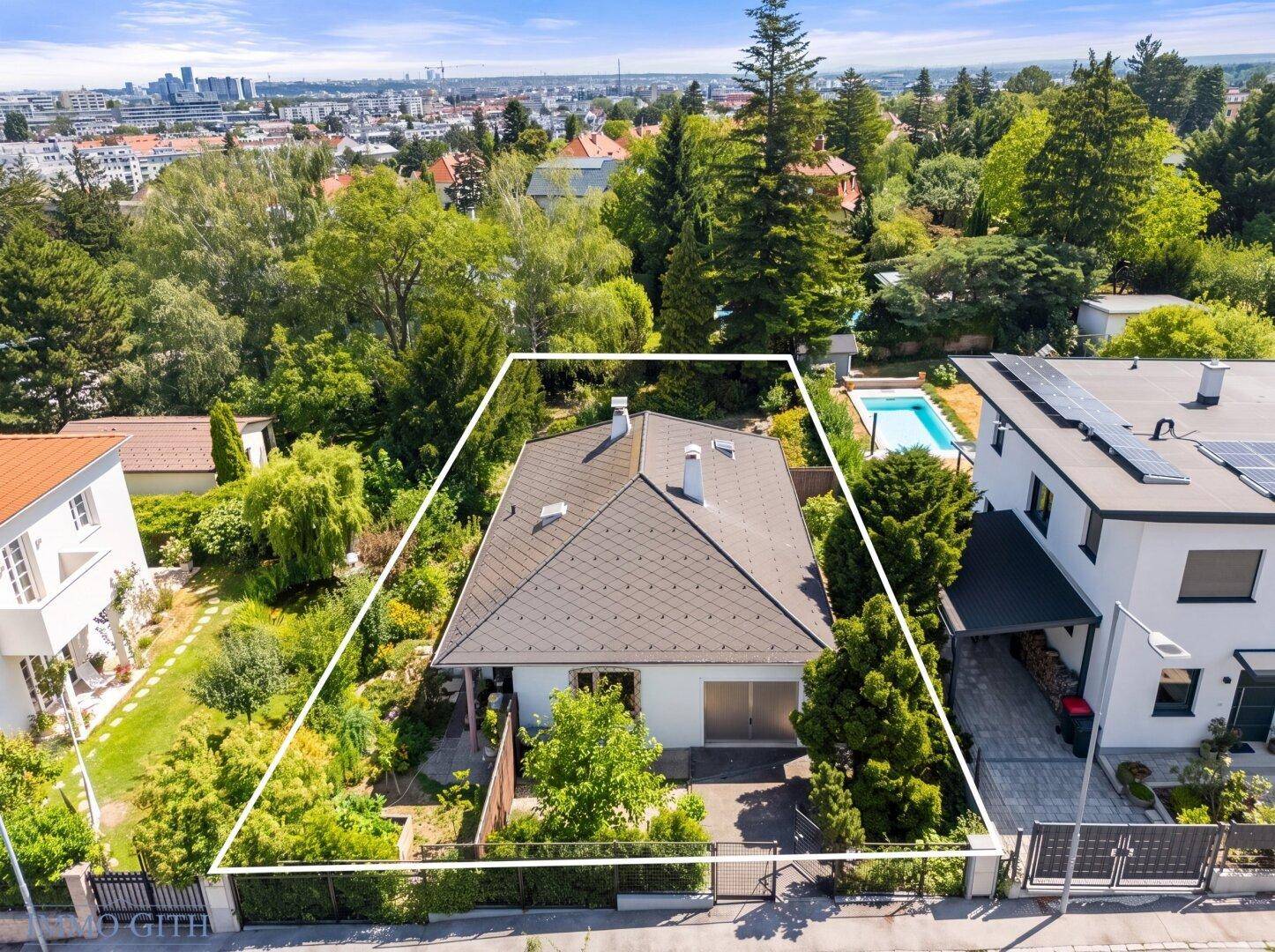 Freistehendes Haus mit Garten, umgeben von Grünflächen und Blick auf die Stadt in der Ferne.