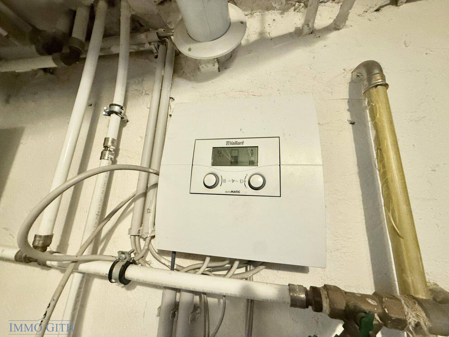 Nahaufnahme der Vaillant Heizungssteuerungseinheit mit digitaler Anzeige und Bedienelementen.