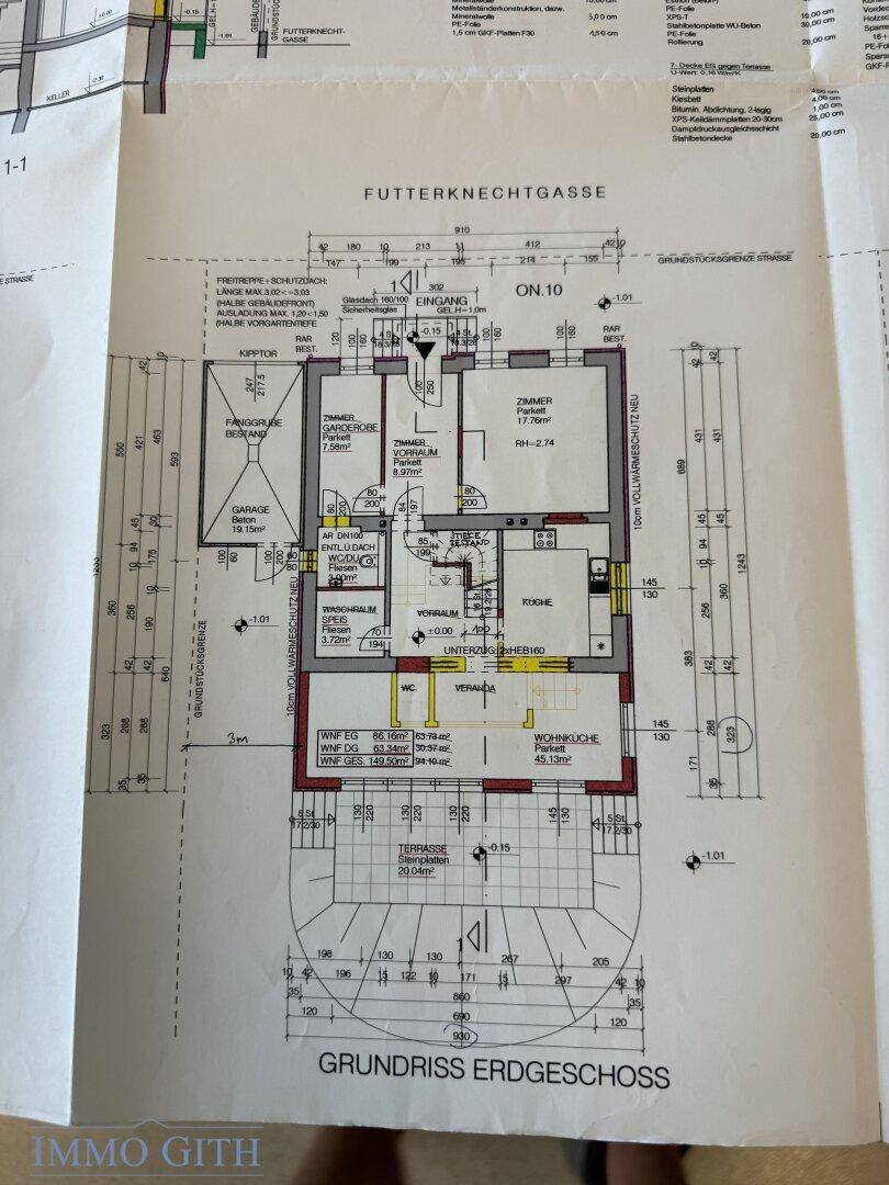 Grundriss des Erdgeschosses mit Zimmern, Küche, Veranda und Zugang zur Terrasse.