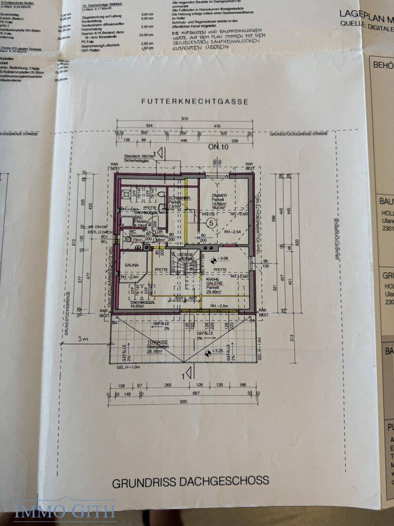 Grundriss des Dachgeschosses mit Schlafzimmern, Sauna und einem Balkon.