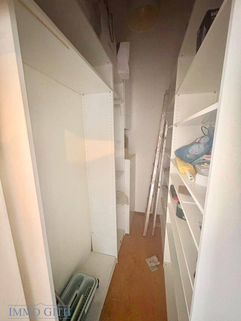 Praktischer Abstellraum mit vielen Regalen für zusätzlichen Stauraum.