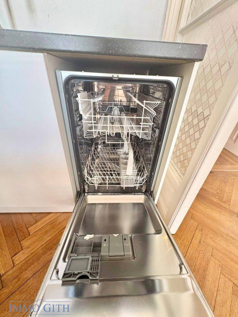 Integrierter Geschirrspüler in einer modernen Küchenzeile.