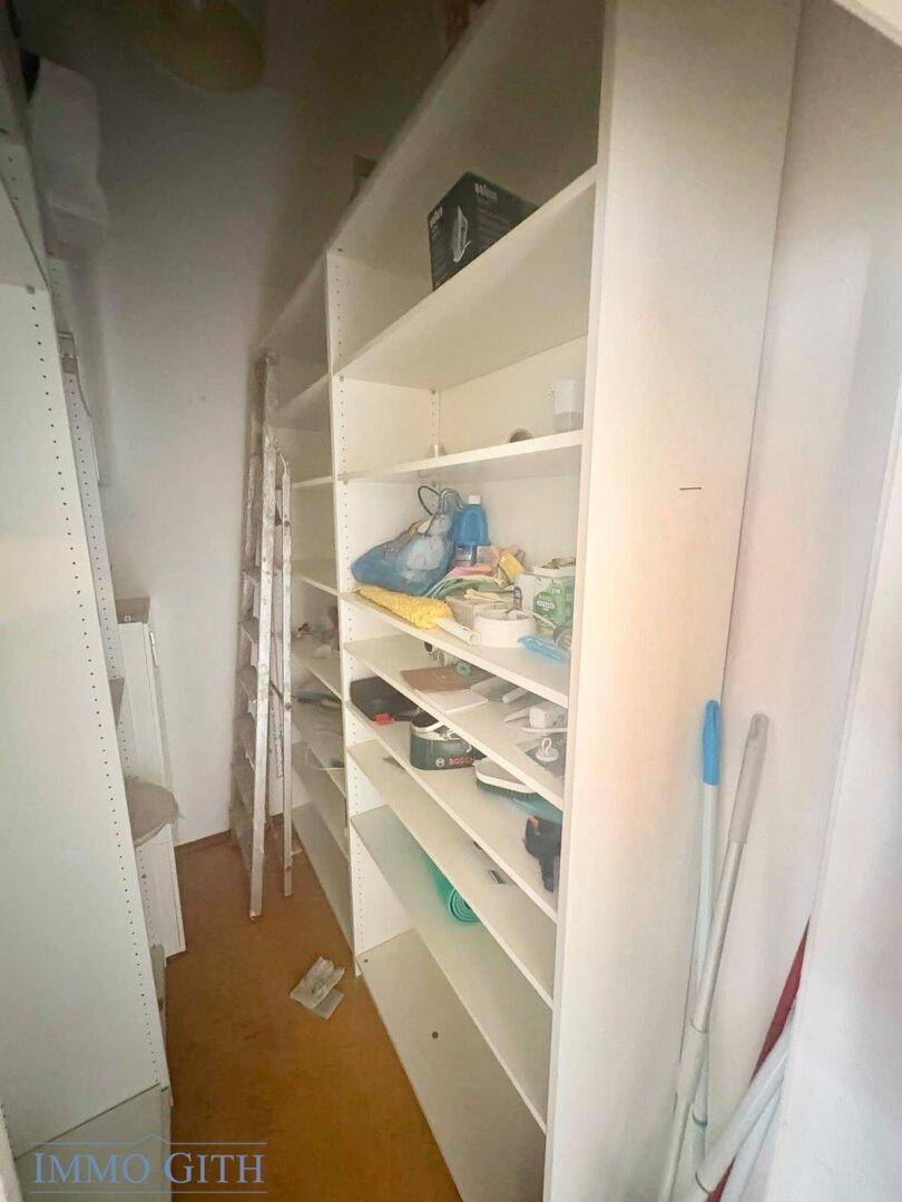Praktischer Abstellraum mit vielen Regalen für zusätzlichen Stauraum.