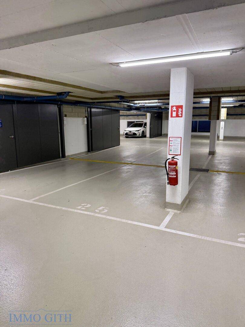 Moderne Tiefgarage mit ausreichend Parkmöglichkeiten und integrierten Stauräumen für Eigentümer.