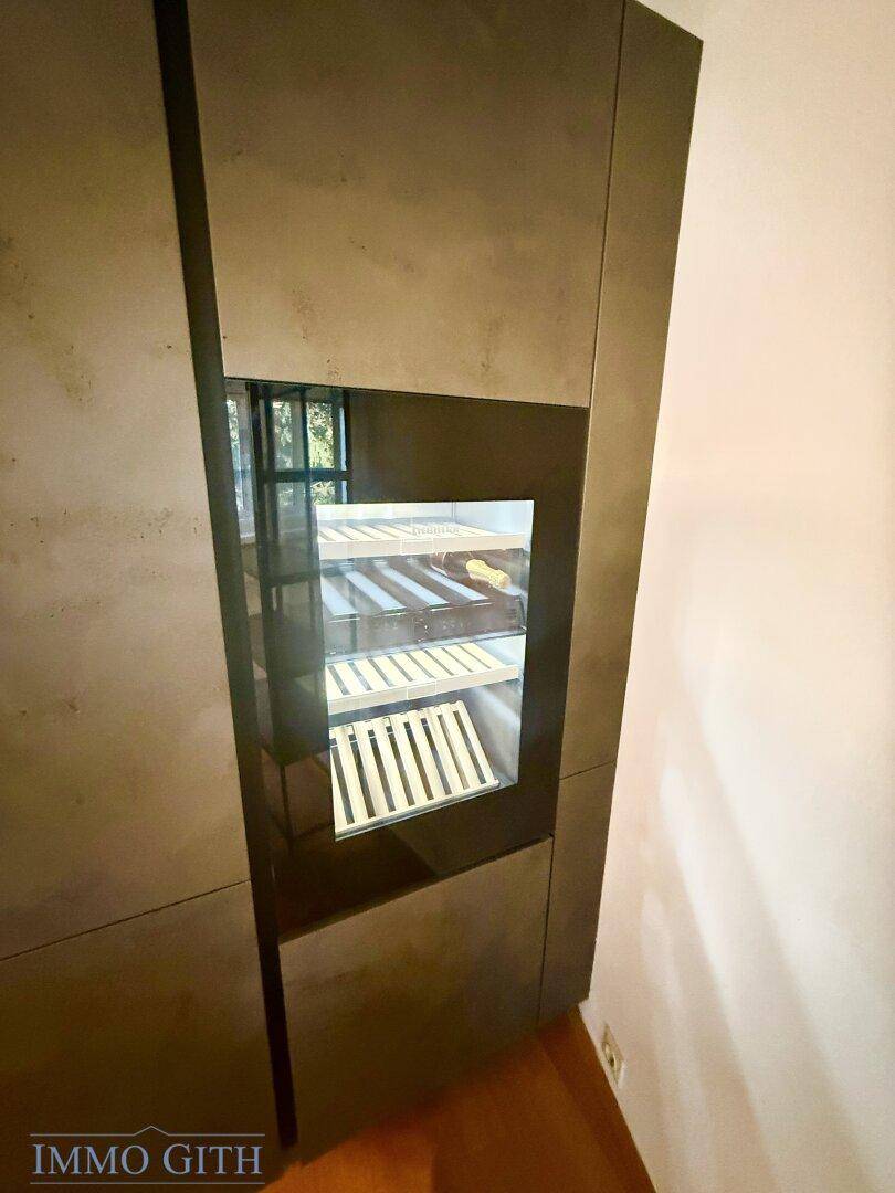 Integrierter Weinkühlschrank in der modernen Küche, perfekt für Weinliebhaber.