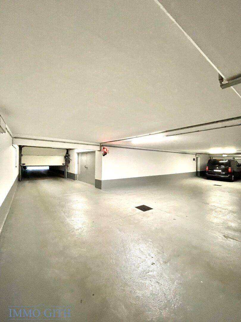Geräumige Tiefgarage mit breiter Einfahrt und ausreichend Platz für mehrere Fahrzeuge.