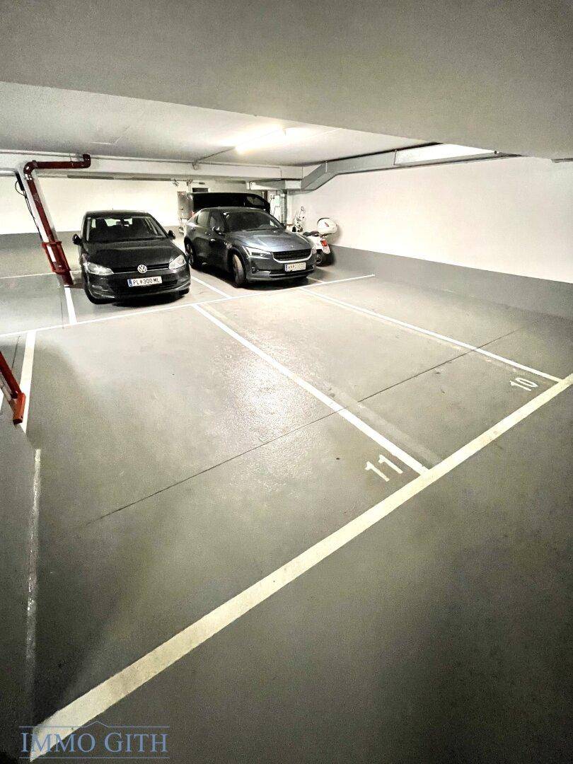 Zwei markierte Stellplätze in der Tiefgarage, die sich in einem gepflegten Zustand befinden.