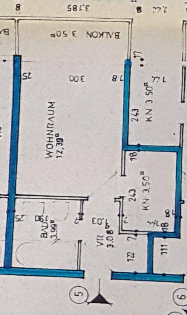 Grundrissplan zeigt Wohnraum, Bad und Balkon mit den jeweiligen Flächenangaben.