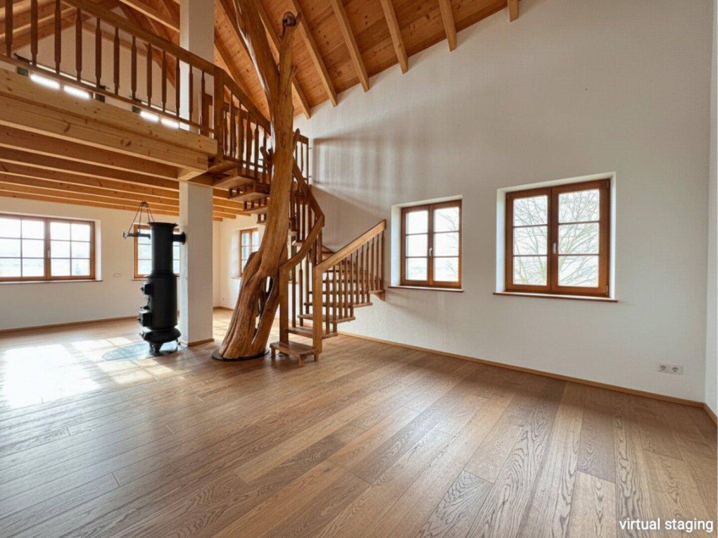 Geräumiger Wohnbereich mit Holzbalkendecke, Parkettboden und einer markanten Baumstamm-Treppe.