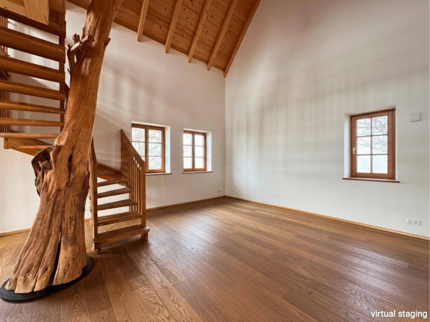 Heller Wohnraum mit Holzbalkendecke, Parkettboden und einer kunstvollen Baumstamm-Treppe.