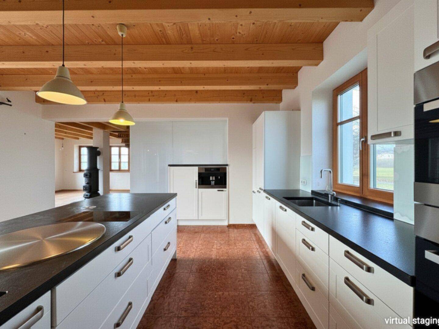Moderne Küche mit weißen Schränken, dunklen Arbeitsplatten und Holzbalkendecke.