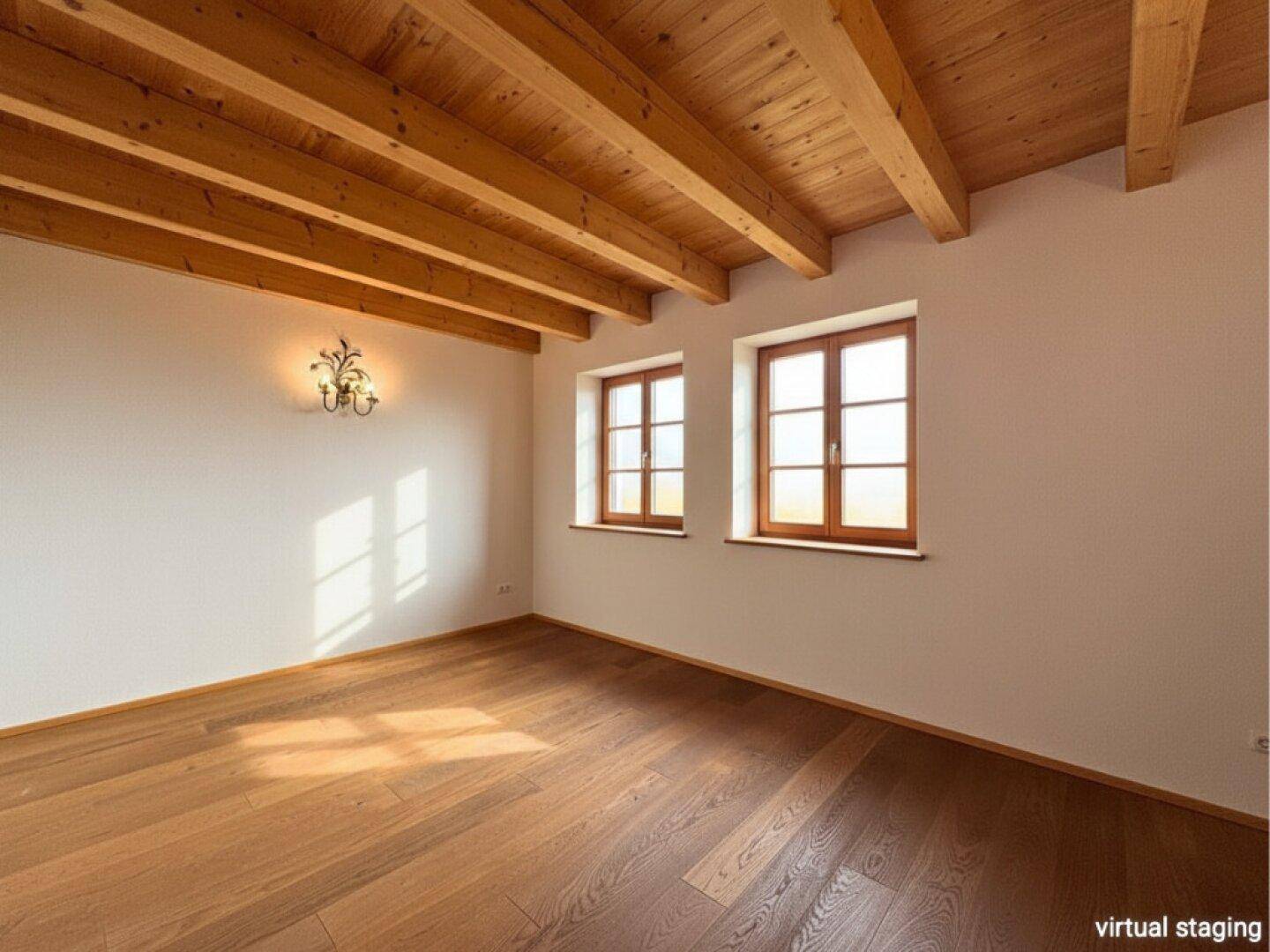 Gemütliches Zimmer mit Holzbalkendecke, Parkettboden und viel natürlichem Licht.