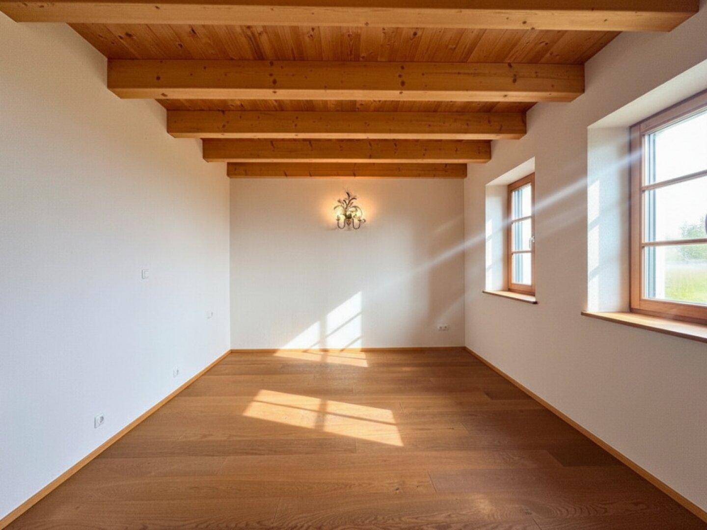 Heller Raum mit Holzbalkendecke und Parkettboden, ideal als Schlaf- oder Arbeitszimmer.