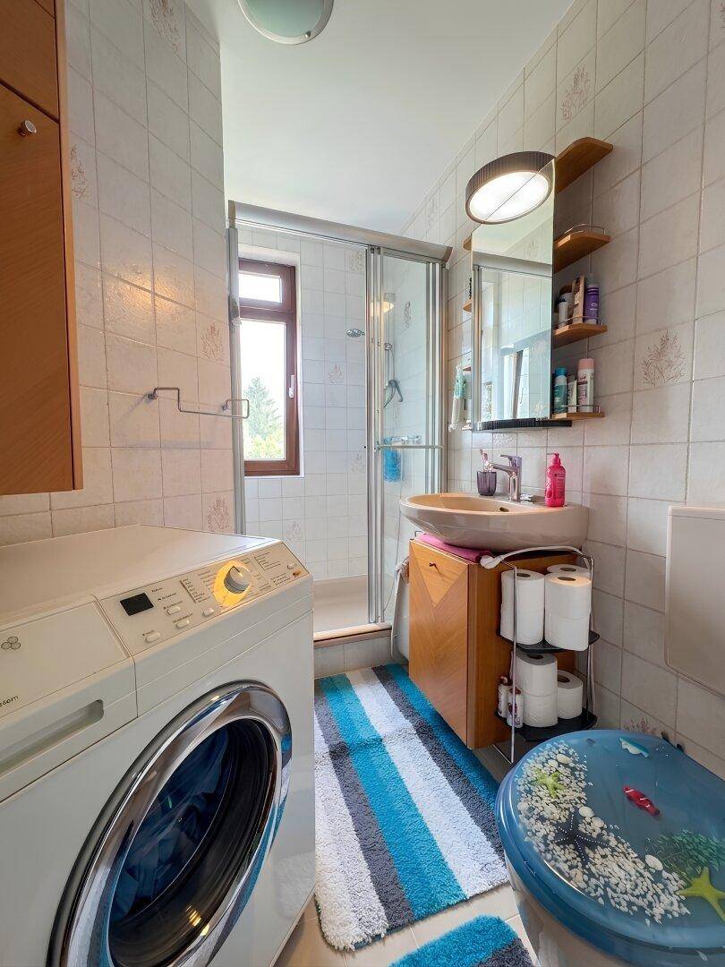Grundriss einer Wohnung mit Balkon, Badezimmer und separatem WC.