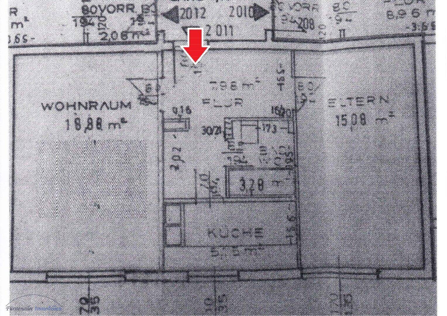 Grundriss zeigt Wohnraum, Flur und Küche mit Fensterbereichen und Flächenangaben.