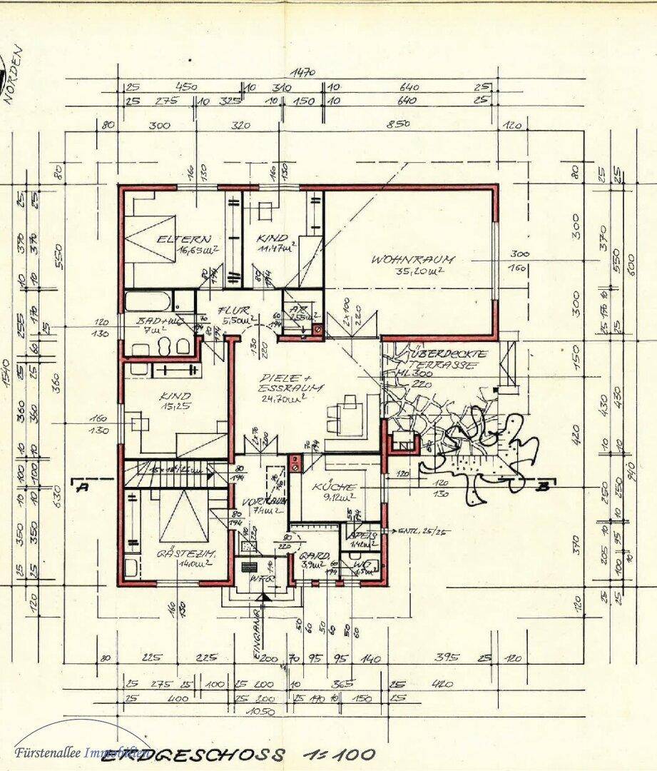 Grundriss des Erdgeschosses mit Wohnraum, Küche und Terrasse.
