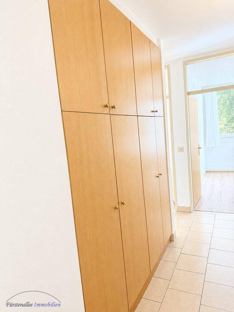 Praktische Holz-Einbauschränke im Flur bieten viel Stauraum und fügen sich harmonisch ein.