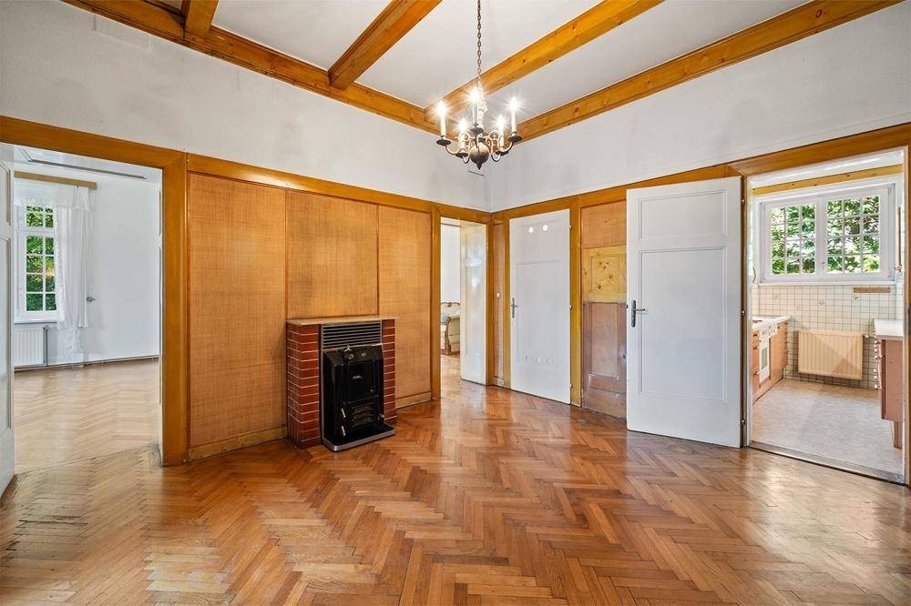 Das großzügige Entrée mit Kamin im Erdgeschoss