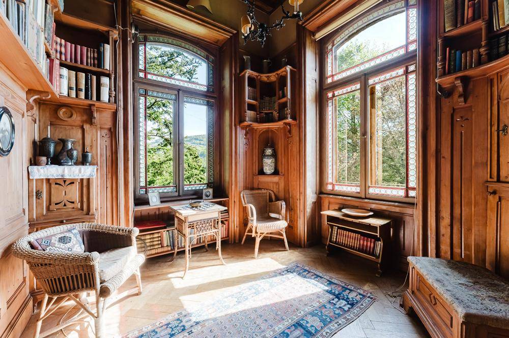 Die romantische Bibliothek im Obergeschoss