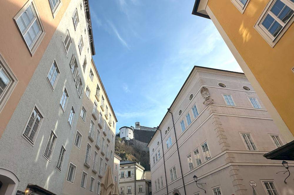 ... mit ihren schönen Gassen und Festungsblick!