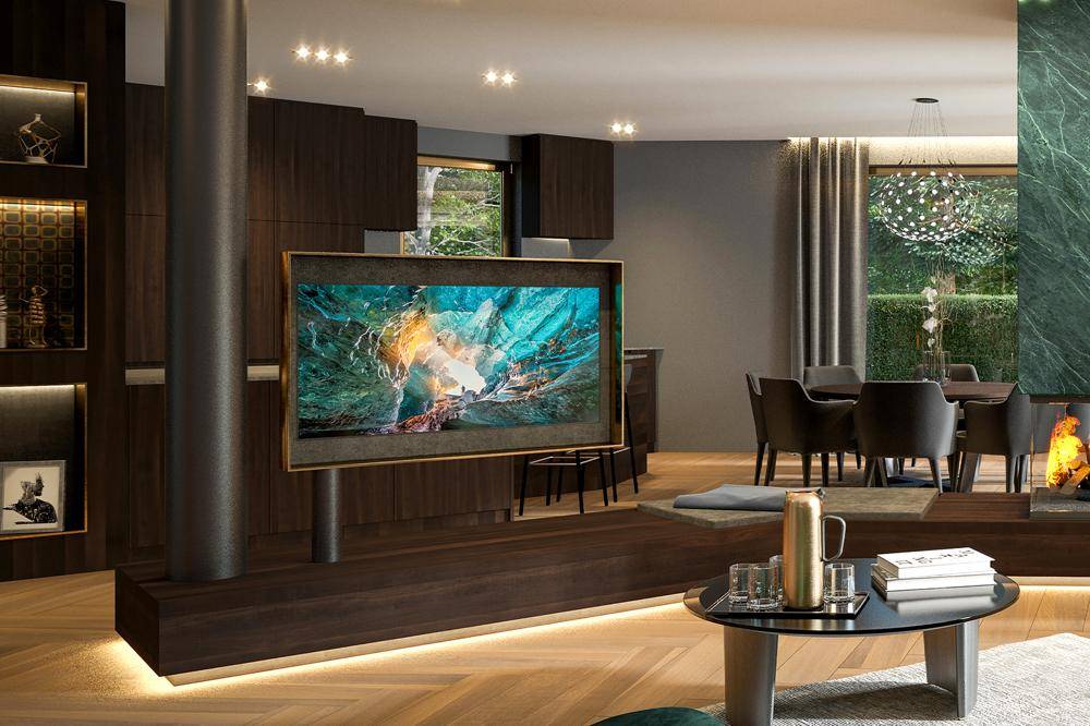 Luxuriöser Wohn- und Essbereich mit modernem Design, Kamin und Blick ins Grüne.