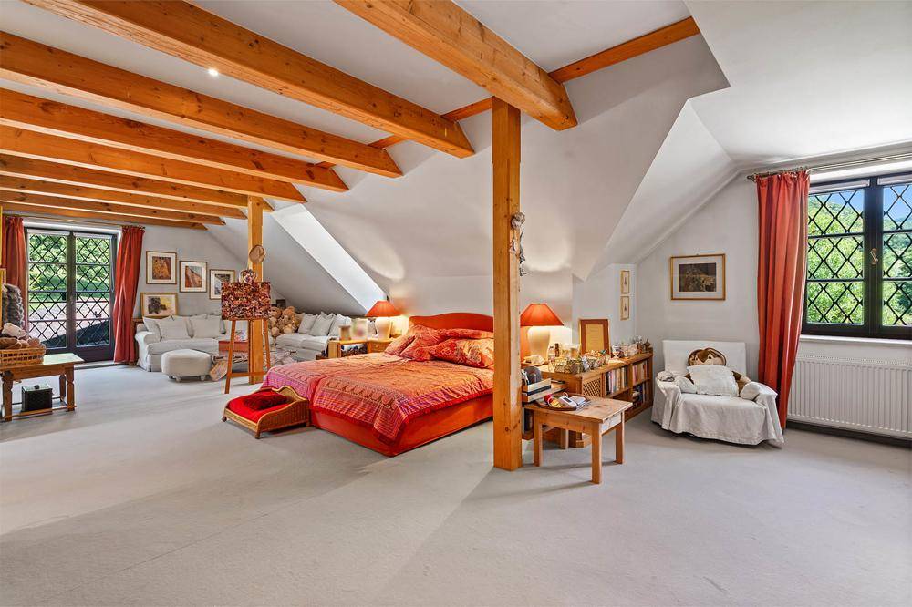 Die Master-Suite mit Schrankraum und Badezimmer en suite