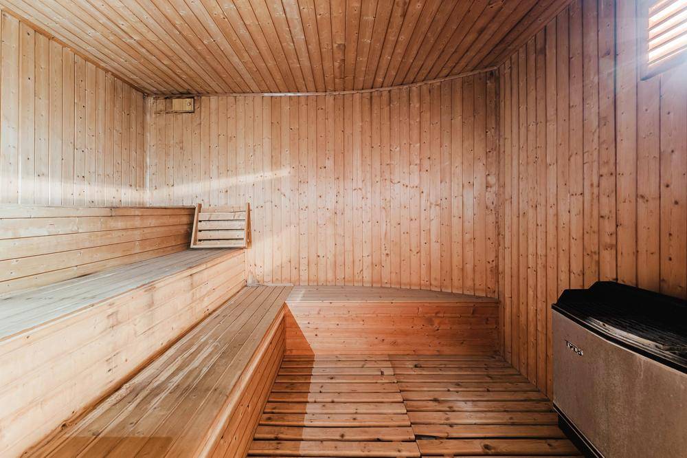 Traditionelle Holzsauna mit mehreren Sitzebenen für Entspannung und Wellness.