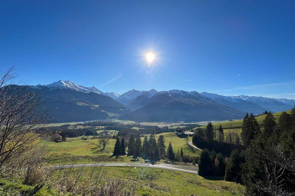 Sonnige Lage mit Blick auf die umliegende Bergwelt